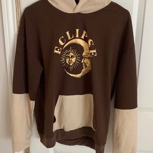 Size medium brown cream and with a cute eclipse print on the front sweatshirt!
